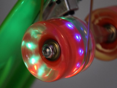 Fiszka LED Deskorolka ze Świecącymi Kółkami do jazdy w Skateparku SP0825 Fiszka LED Deskorolka ze Świecącymi Kółkami do jazdy w Skateparku SP0825