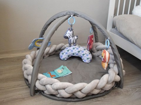 Mata edukacyjna z pałąkiem i zabawkami + warkocz pleciony OTULACZ ZA5875