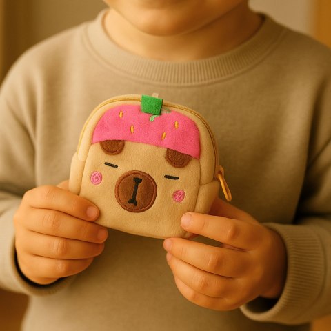 LEAN Portfelik Pluszowy Z Brelokiem Kapibara Truskawka Różowa 9,5 x 8 cm